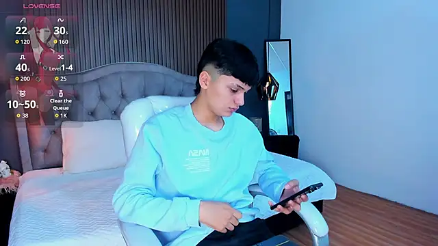 Maxii18  online show from 10/28/25, 01:47