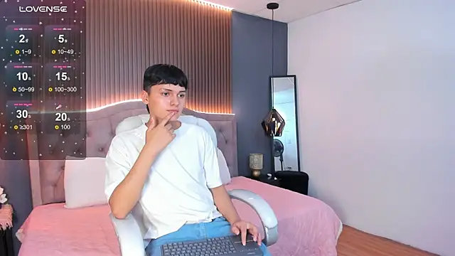 Maxii18  online show from 11/07/25, 07:36