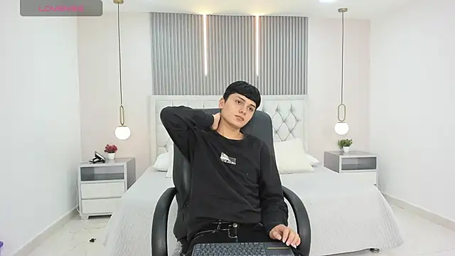 Maxii18  online show from 12/05/25, 06:37