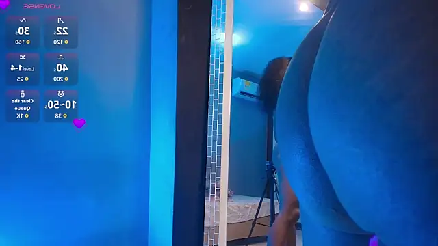 NaomiQueents online show from 12/01/25, 04:23