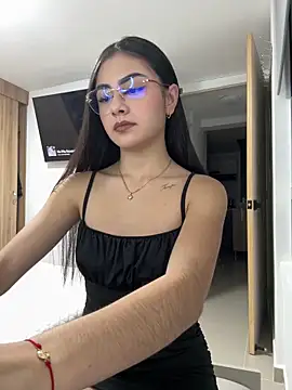 IslaCole online show from 05/27/26, 02:52