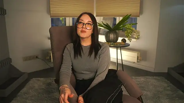 Snapshot of CharleenHosten chatting on 10/23/25, 12:48 CharleenHosten online show from 10/23/25, 12:48