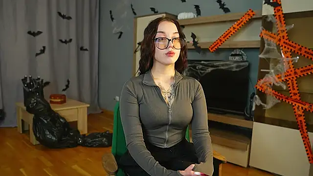 Snapshot of CharleenHosten chatting on 11/01/25, 01:13 CharleenHosten online show from 11/01/25, 01:13