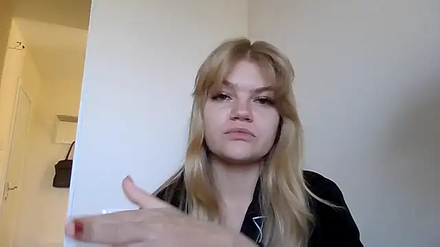 Snapshot of AuroraXRoses chatting on 10/23/25, 12:04 AuroraXRoses online show from 10/23/25, 12:04