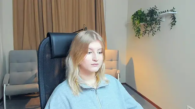 Snapshot of LisaRais chatting on 10/25/25, 09:28 LisaRais online show from 10/25/25, 09:28