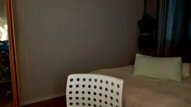 Snapshot of Kess-Edison chatting on 11/13/25, 01:54 Kess-Edison online show from 11/13/25, 01:54