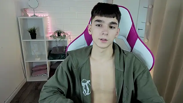 Snapshot of YamiTwink chatting on 11/20/25, 11:21 YamiTwink online show from 11/20/25, 11:21