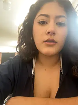 Snapshot of Amber_rose_outdoors chatting on 10/27/25, 08:13 Amber rose outdoors online show from 10/27/25, 08:13