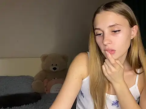 little-girl05 online show from 10/28/25, 08:00