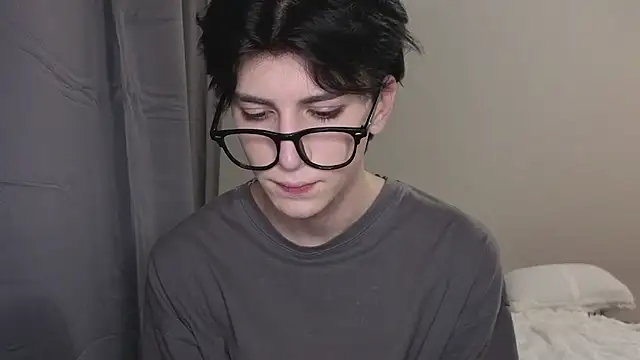 Snapshot of Oliver_star_boy_ chatting on 10/28/25, 05:15 Oliver star boy online show from 10/28/25, 05:15