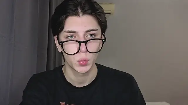 Snapshot of Oliver_star_boy_ chatting on 11/04/25, 05:34 Oliver star boy online show from 11/04/25, 05:34