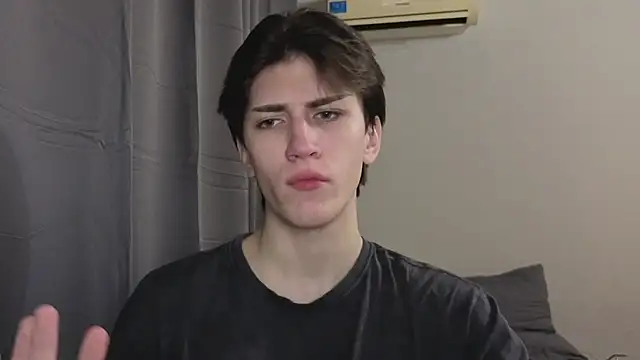 Snapshot of Oliver_star_boy_ chatting on 11/10/25, 04:17 Oliver star boy online show from 11/10/25, 04:17