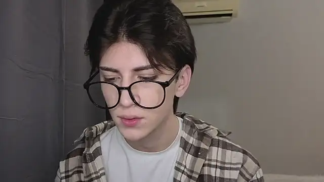 Snapshot of Oliver_star_boy_ chatting on 11/12/25, 06:41 Oliver star boy online show from 11/12/25, 06:41