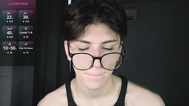 Snapshot of Oliver_star_boy_ chatting on 11/27/25, 01:02 Oliver star boy online show from 11/27/25, 01:02