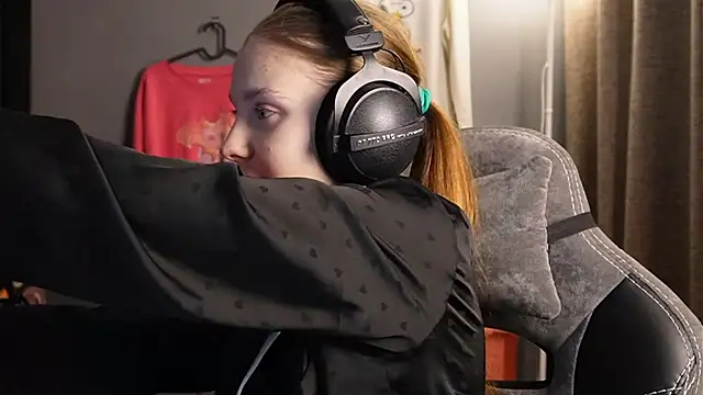 Snapshot of Softixq chatting on 11/11/25, 05:13 Softixq online show from 11/11/25, 05:13