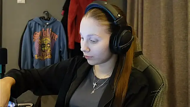 Snapshot of Softixq chatting on 11/17/25, 03:18 Softixq online show from 11/17/25, 03:18