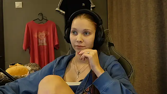 Snapshot of Softixq chatting on 11/19/25, 03:23 Softixq online show from 11/19/25, 03:23