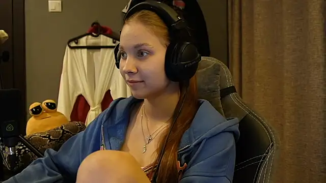 Snapshot of Softixq chatting on 11/21/25, 03:54 Softixq online show from 11/21/25, 03:54