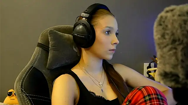 Snapshot of Softixq chatting on 12/14/25, 03:17 Softixq online show from 12/14/25, 03:17