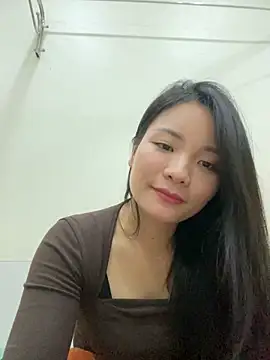 Bee Yellow00 online show from 11/19/25, 04:45