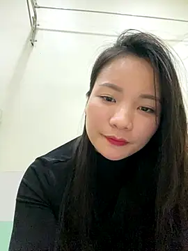 Bee Yellow00 online show from 12/05/25, 04:43