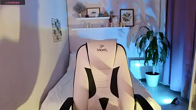 Snapshot of PollyRouge__ chatting on 11/22/25, 02:05 PollyRouge online show from 11/22/25, 02:05