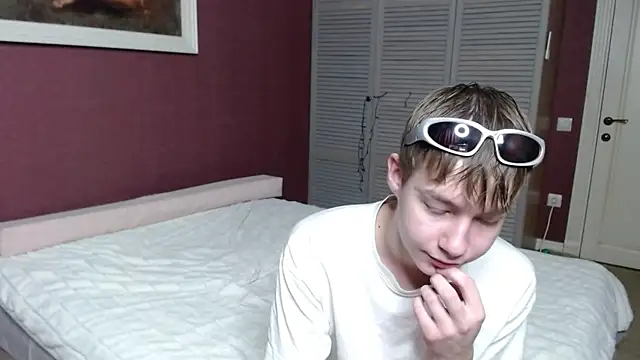 Snapshot of R__G__ chatting on 10/27/25, 12:53 R  G   online show from 10/27/25, 12:53