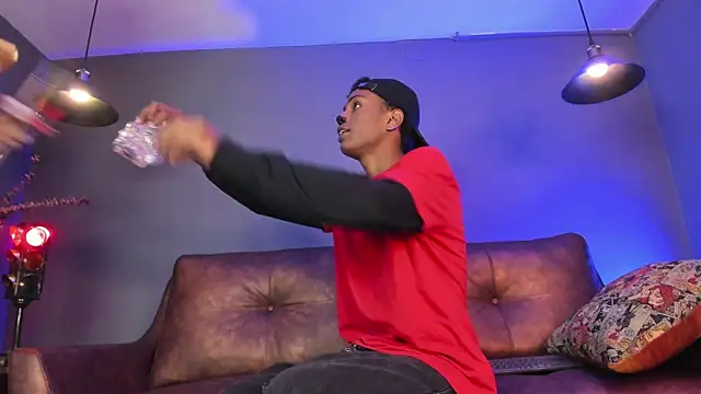 Snapshot of Suckdream1 chatting on 10/31/25, 07:37 Suckdream1 online show from 10/31/25, 07:37