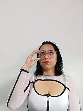 Caroline-17 online show from 11/28/25, 06:21