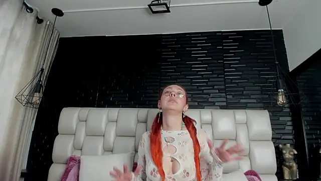 Snapshot of EmilyyRed chatting on 10/25/25, 07:52 EmilyyRed online show from 10/25/25, 07:52