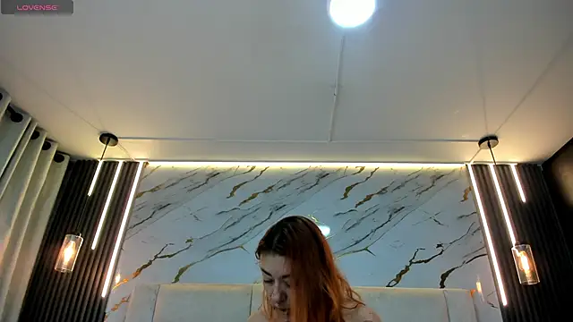 Snapshot of EmilyyRed chatting on 11/13/25, 07:24 EmilyyRed online show from 11/13/25, 07:24