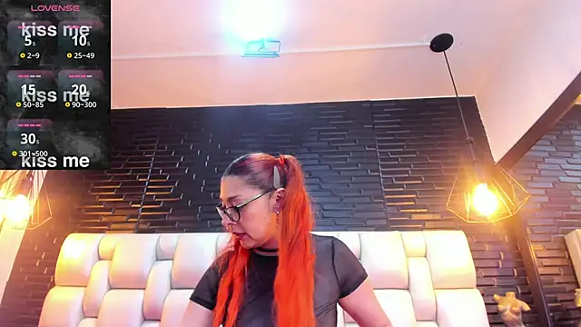 Snapshot of EmilyyRed chatting on 11/14/25, 08:40 EmilyyRed online show from 11/14/25, 08:40