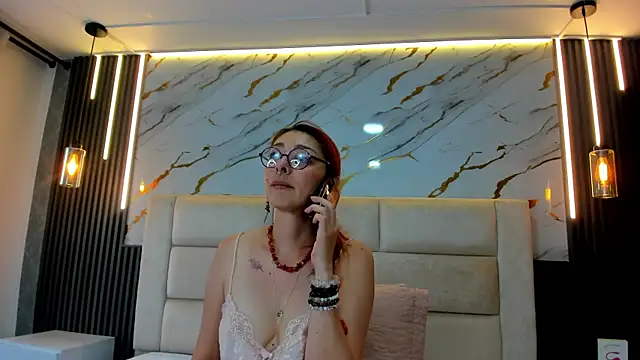 Snapshot of EmilyyRed chatting on 11/26/25, 08:21 EmilyyRed online show from 11/26/25, 08:21