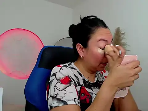 Yadis hot online show from 11/18/25, 08:46