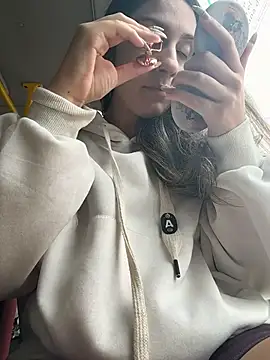 Snapshot of sarah_honey__ chatting on 11/24/25, 03:01 sarah honey online show from 11/24/25, 03:01