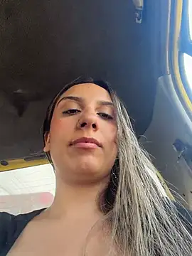 Snapshot of sarah_honey__ chatting on 12/15/25, 03:05 sarah honey online show from 12/15/25, 03:05