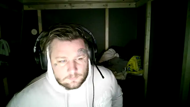 Snapshot of SWEDEN933 chatting on 10/29/25, 03:20 SWEDEN933 online show from 10/29/25, 03:20