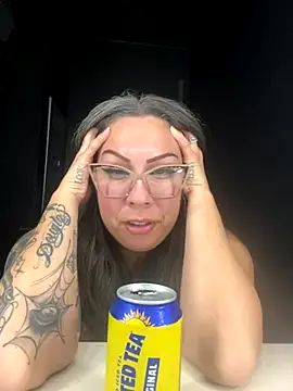 Snapshot of ThatGirlVia chatting on 11/15/25, 04:54 ThatGirlVia online show from 11/15/25, 04:54