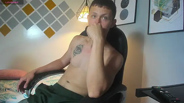 Snapshot of Garuo_18 chatting on 11/05/25, 04:12 Garuo 18 online show from 11/05/25, 04:12