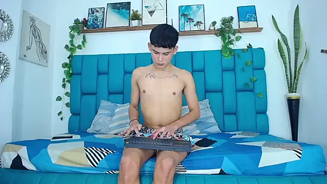 Snapshot of Hot_Boys_Latinos_X chatting on 11/19/25, 10:21 Hot Boys Latinos X online show from 11/19/25, 10:21