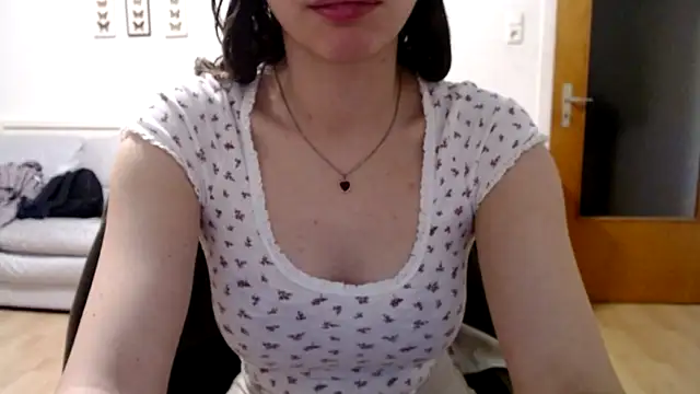 Snapshot of bellefleurrr chatting on 11/04/25, 09:47 bellefleurrr online show from 11/04/25, 09:47