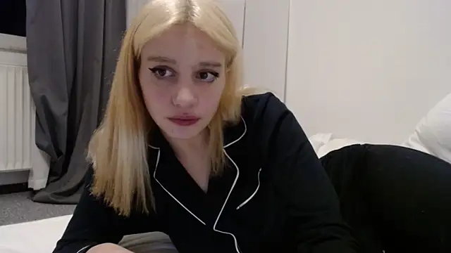 Snapshot of bellefleurrr chatting on 12/15/25, 08:57 bellefleurrr online show from 12/15/25, 08:57