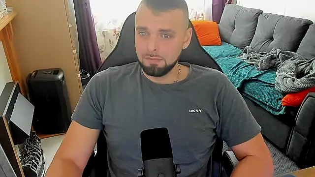 Snapshot of justforfunchriss chatting on 10/31/25, 11:33 justforfunchriss online show from 10/31/25, 11:33