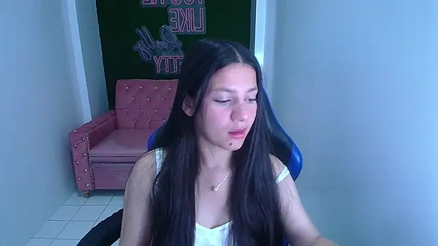 Snapshot of velvetvixen_t chatting on 11/08/25, 01:11 velvetvixen t online show from 11/08/25, 01:11