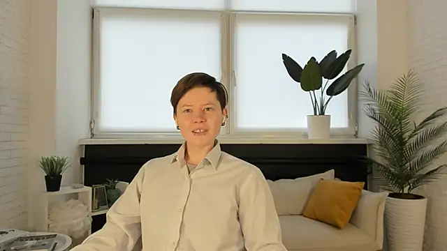 Snapshot of BellaVanruiten chatting on 10/27/25, 06:06 BellaVanruiten online show from 10/27/25, 06:06