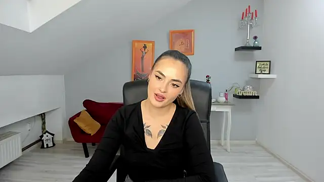 Snapshot of SerenLys chatting on 10/26/25, 12:55 SerenLys online show from 10/26/25, 12:55