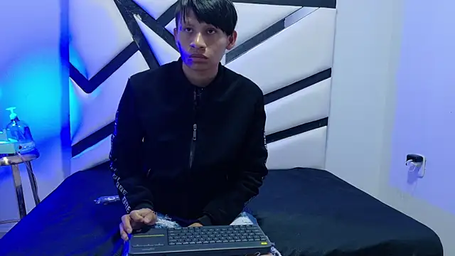 Snapshot of ALEXANDRO_BOVER chatting on 11/04/25, 07:13 ALEXANDRO BOVER online show from 11/04/25, 07:13