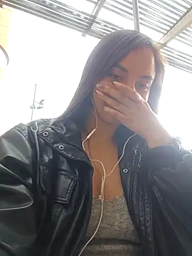 Snapshot of sophie-06 chatting on 11/24/25, 08:19 sophie-06 online show from 11/24/25, 08:19