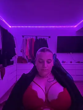 Snapshot of Aksinja05 chatting on 11/05/25, 06:19 Aksinja05 online show from 11/05/25, 06:19