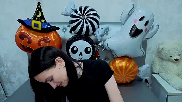 Michellee Adamss online show from 10/27/25, 06:45